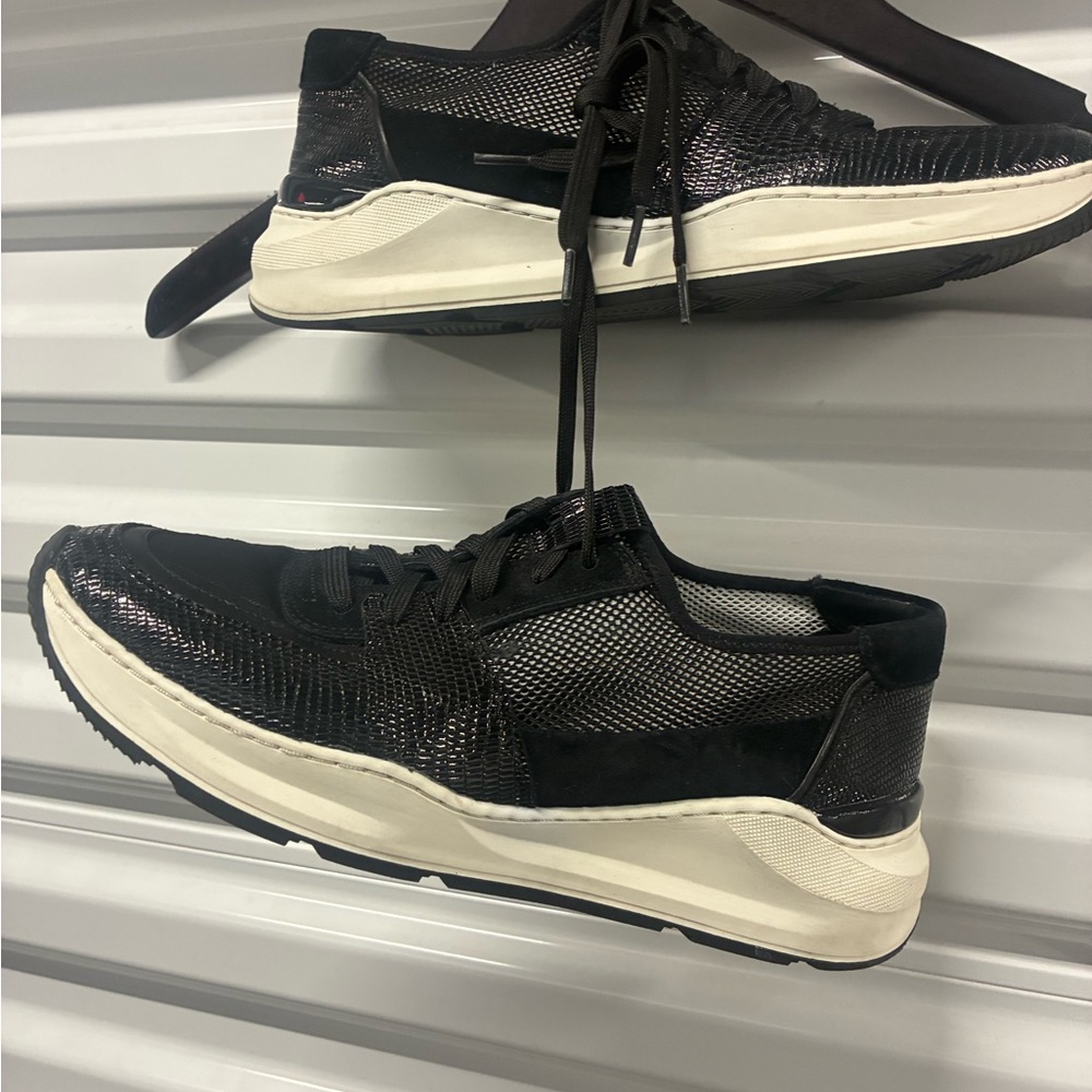 Stylish Black Women's Sneakers